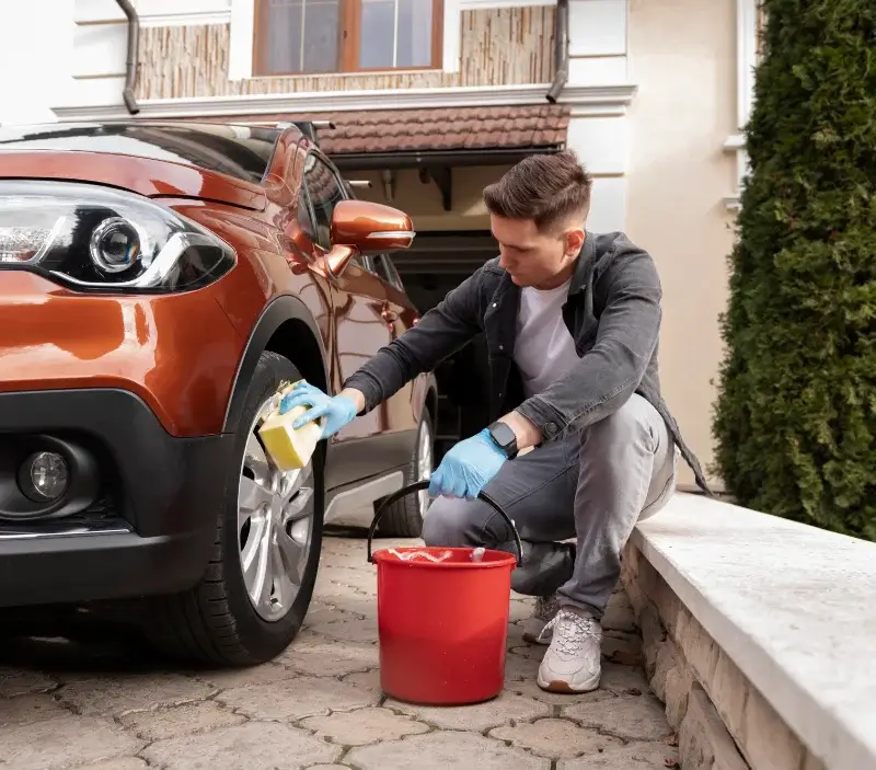 Lavage auto à domicile Bellou-en-Houlme : professionnel intervenant sur un véhicule